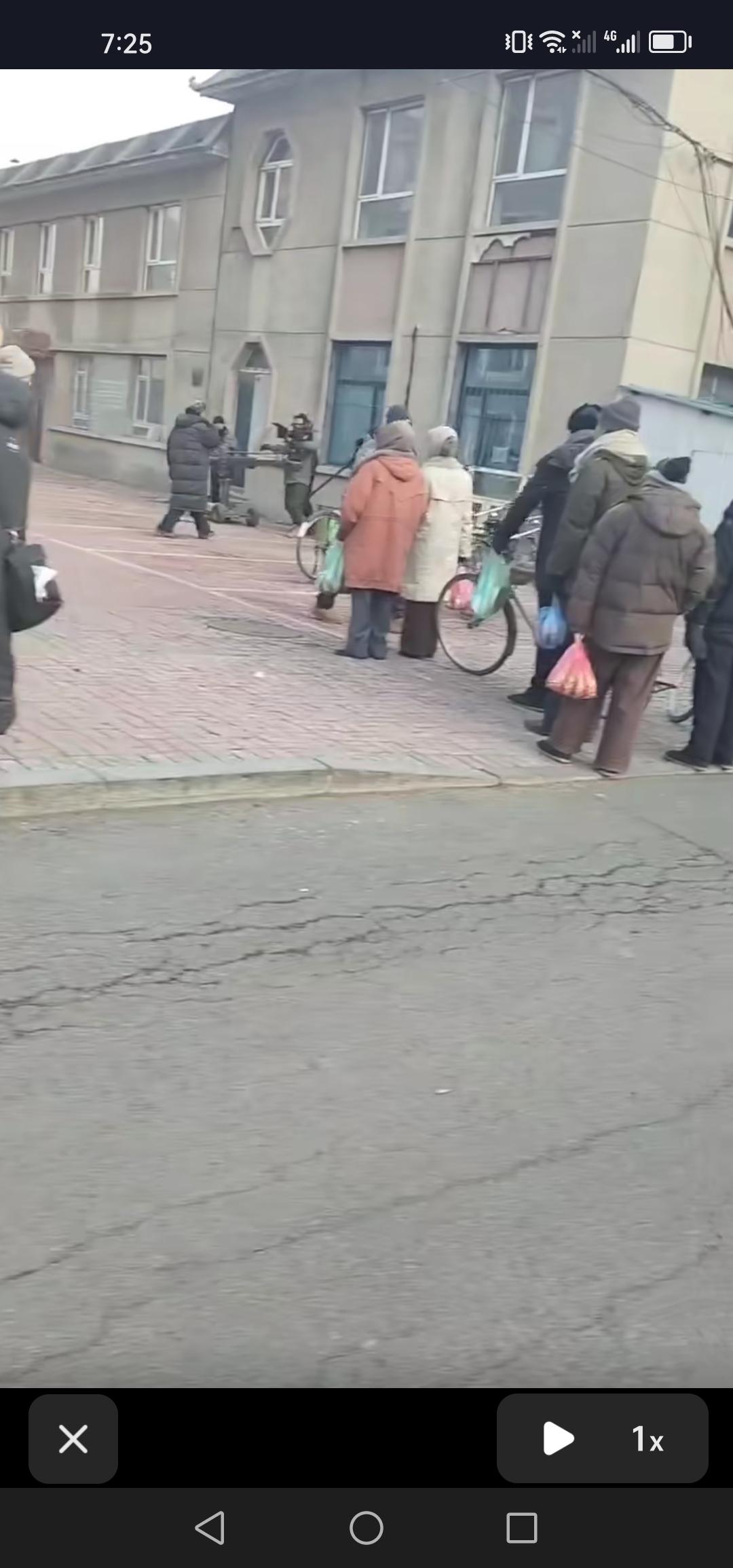 近日，吉林市铁合金住宅又迎来新剧组拍戏，这里已然成为年代剧的打卡胜地。

大年刚