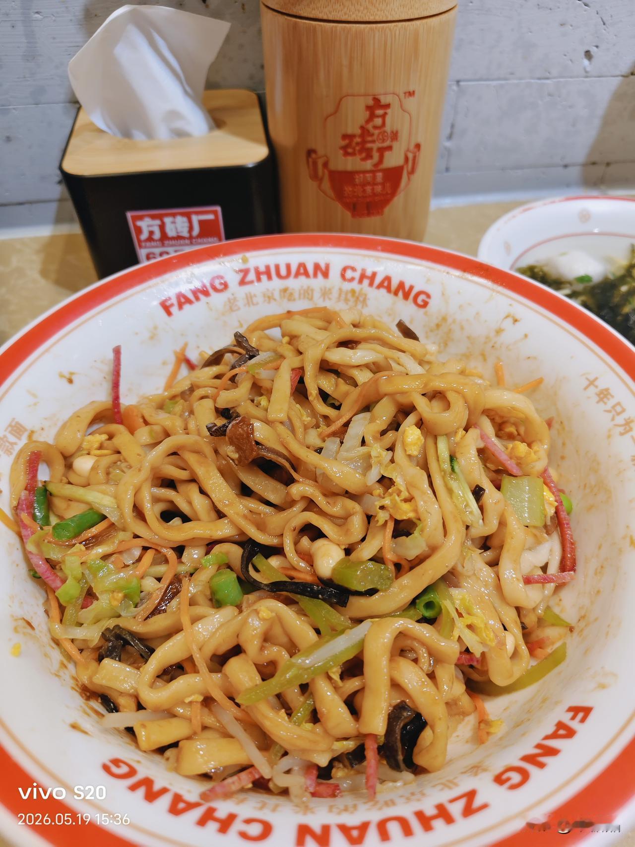 话说老黄特地蹭空军一号过来旅游打卡的，谈成啥事不知道，网上全是他在合影，他在吃吃
