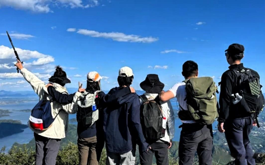 最近发现了一个反常现象，不少以前不在网上买衣服的人，竟然在小平台某品会上买户外服