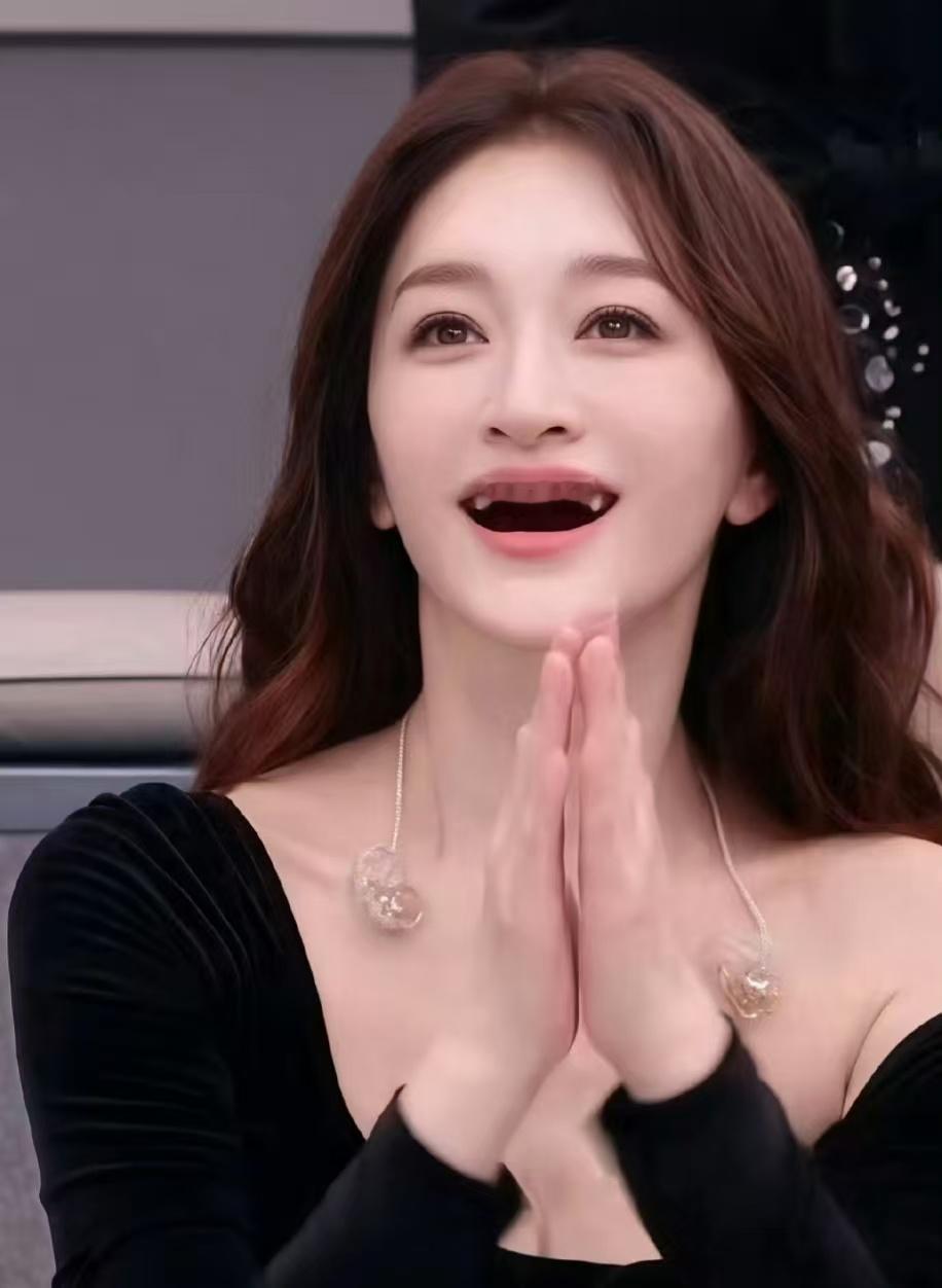 三公便利贴组重聚久违的合体画面终于到来，便利贴三人组再度相聚三公舞台，性格互补笑