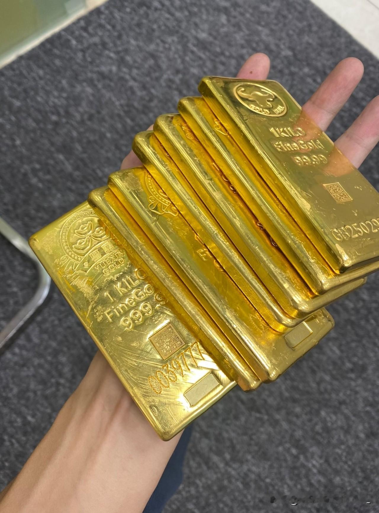 我跟你说个事儿，你听了别吓着。
看着金店门口排队变现的人群，真替他们捏把汗。
以