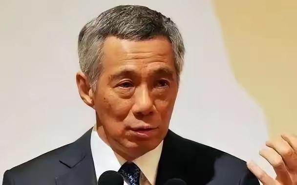 有位长居新加坡的华人朋友，最近在网上捅破了一层窗户纸：“别再对新加坡华人自作多情