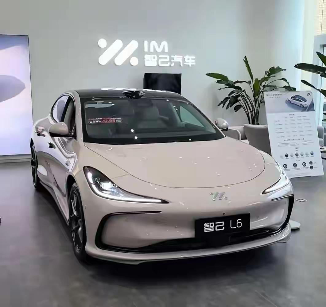 知己的全钱控转向是高阶智驾的核心根基，搭载高规格激光雷达与顶级算力芯片，具备超远