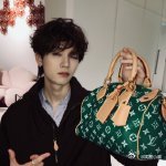 周翊lv官宣节奏周翊然官宣lv节奏从早期私服到品牌活动，周翊然 LV 的铺垫一气