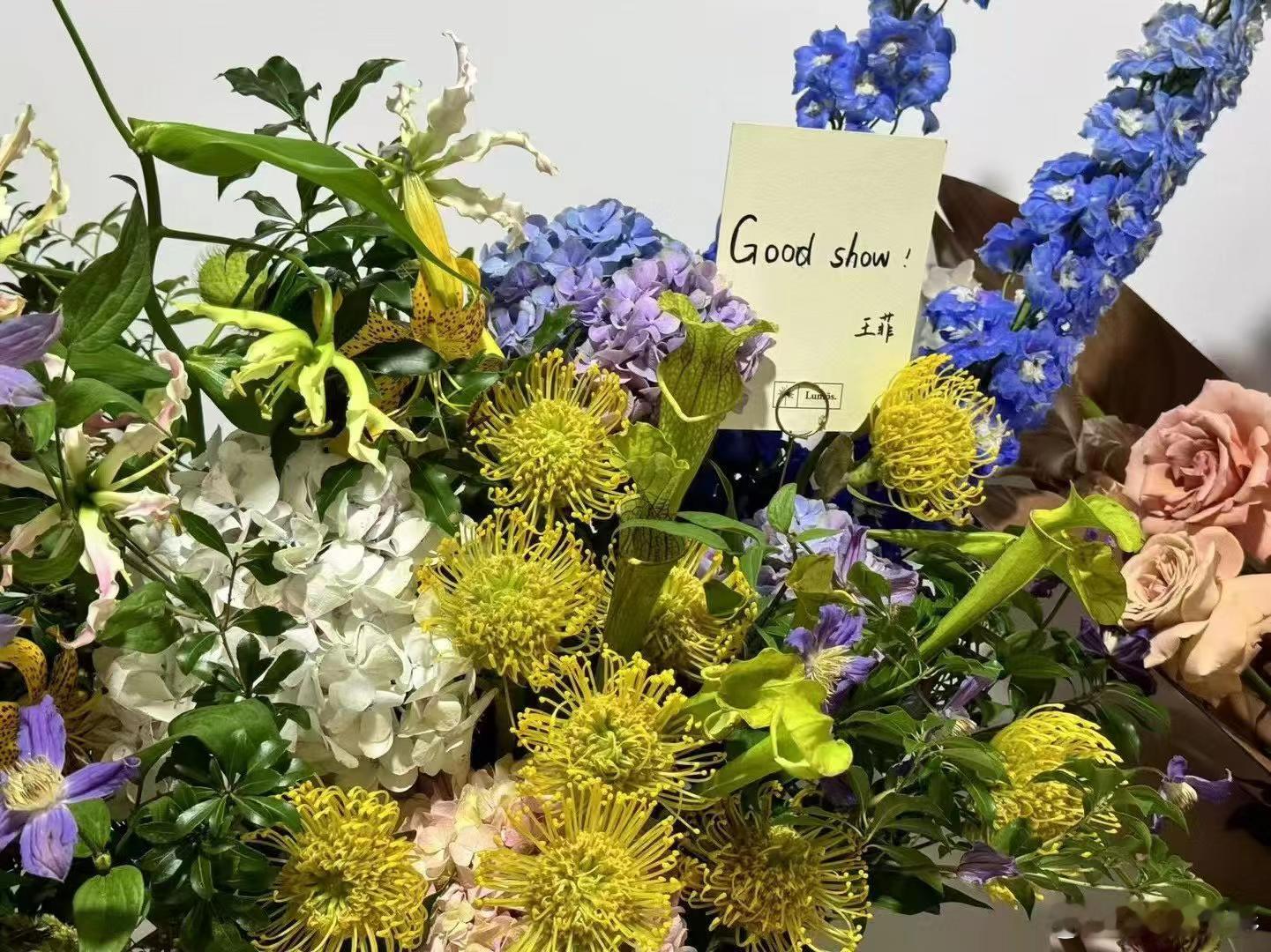 #王菲送窦靖童花篮##王菲祝窦靖童GoodShow# 窦靖童今日开唱，妈妈王菲送