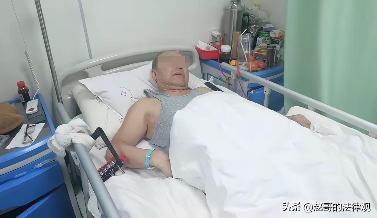 又是闯红灯惹的祸！辽宁大连，67岁的大爷，在一个交叉路口，骑着车连闯红灯，在车流