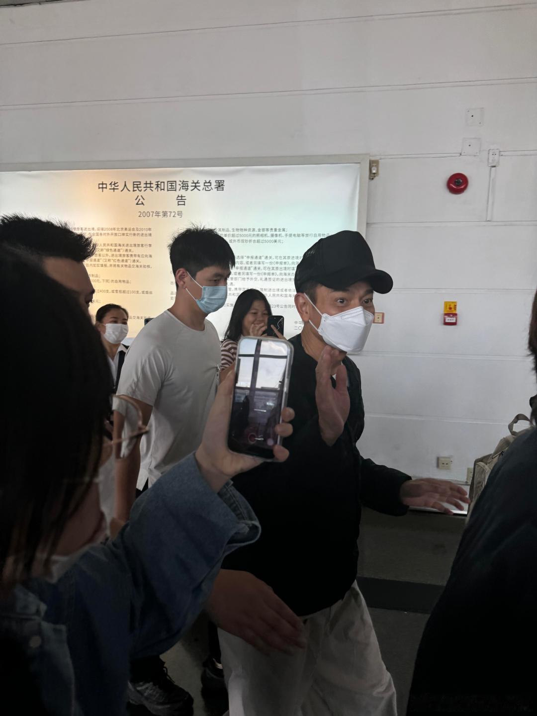 厦门机场偶遇刘德华 网友再厦门机场偶遇刘德华，老刘就是打算一辈子这样迷死人 