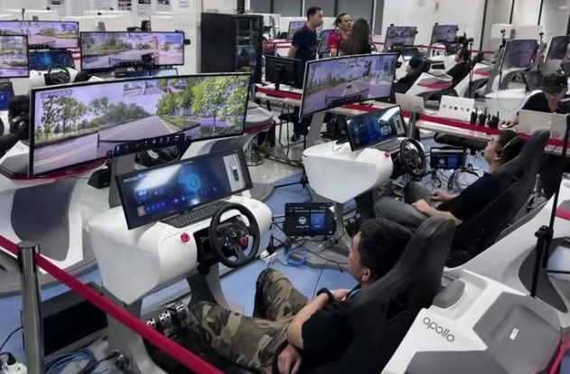 武汉多辆萝卜快跑出故障看到之前的报道说萝卜快车无人驾驶，其实是一个司机坐在后台操