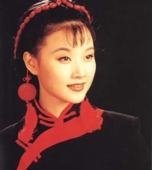 宋祖英巅峰时期家喻户晓
的金曲
成名代表作《小背篓》一炮而红，事业起点
《小背篓