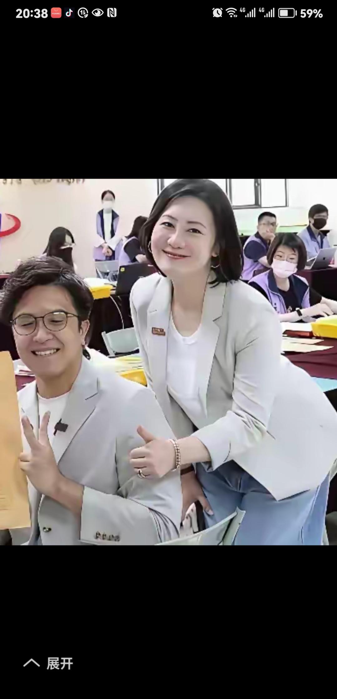 瑶姐：洋老弟，你现在的发型真帅！
洋鬼子：瑶姐，这不是为了选市长吗，得改一改形象