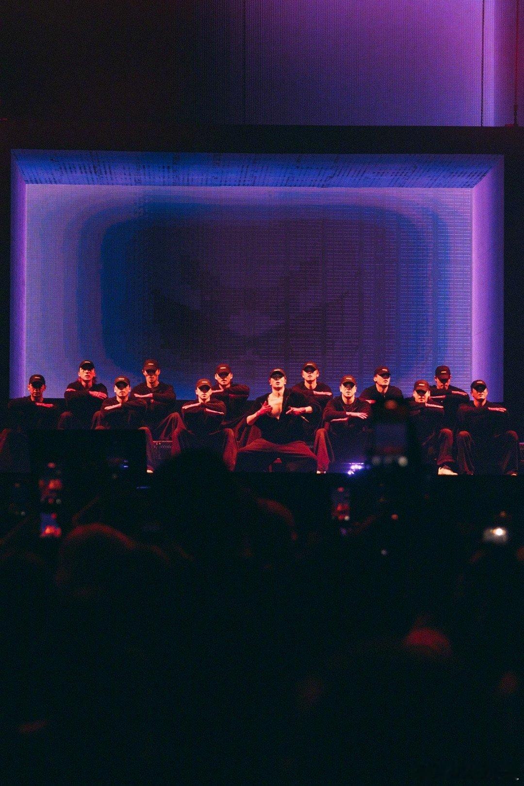 远远的就看见大奶 ​​​