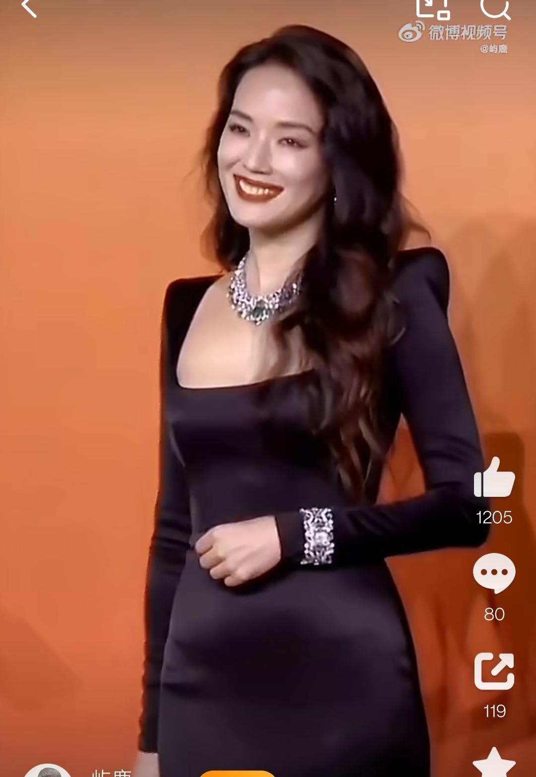 她从来没让人失望过，她可是我们八零九零的梦中情人！
小时候可是没少看她的电影！