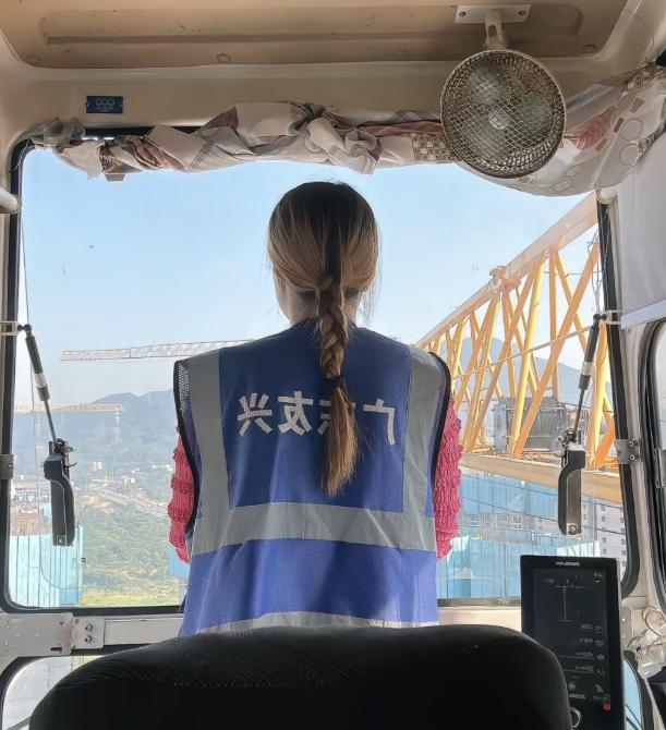 36岁塔吊女司机被工地清退，四个月两万五工资一分没结。她没哭闹，把安全帽扔进垃圾