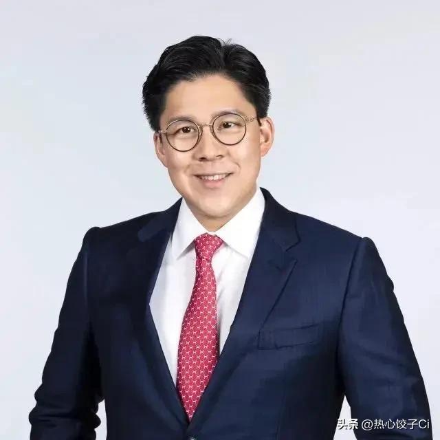 霍启刚在接受采访时说，TVB曾找自己去当“香港小姐”的评委。没有想到，我妈妈第一