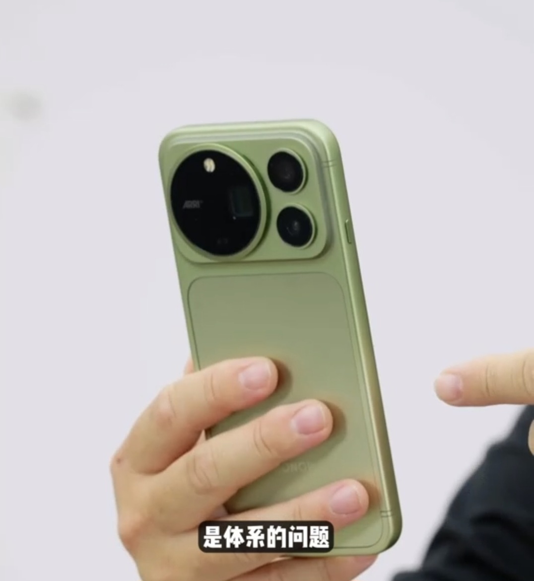 荣耀Magic9是iPhone18视频强劲对手我看说荣耀Magic9系列是 iP