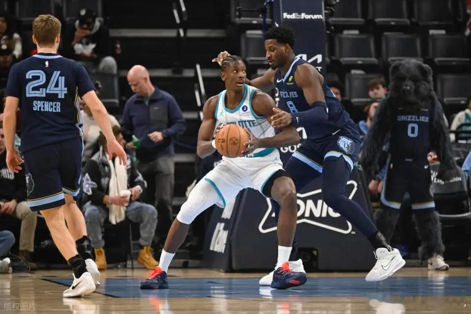 迪亚巴特20个篮板生涯新高黄蜂轻取灰熊，迪亚巴特今天内线予取予求，彻底打爆三勾。