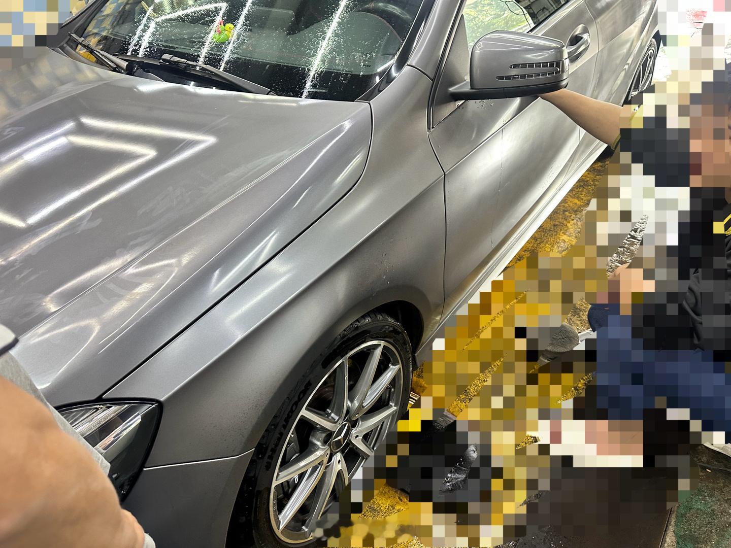 去洗车，看见洗车哥哥在兴高采烈地在替一部哑光灰的AMG抛光去污，我赶紧要他停手，