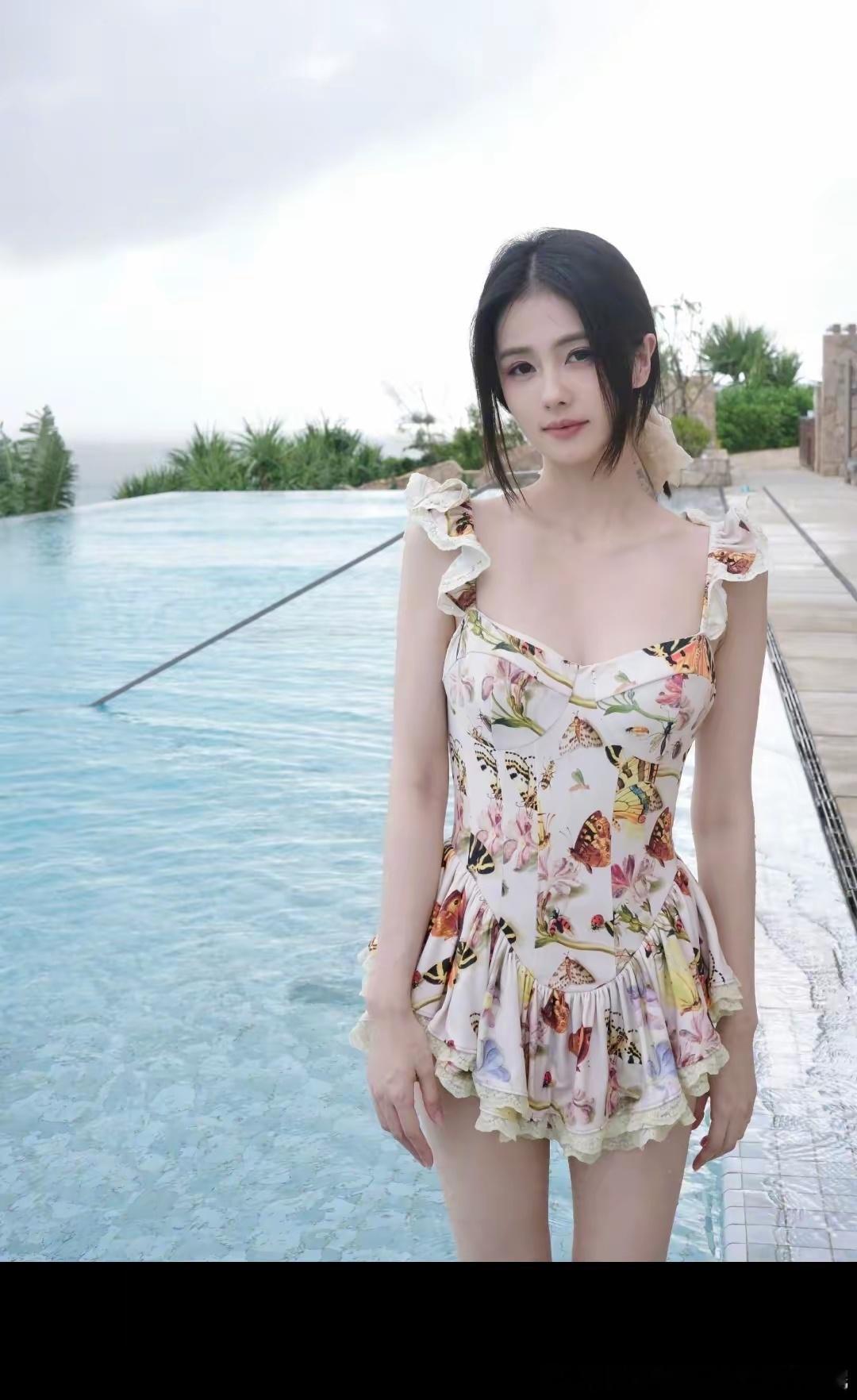 一个非科班出身的低学历演员，能走到今天这步，只能说她老板眼光好！ 