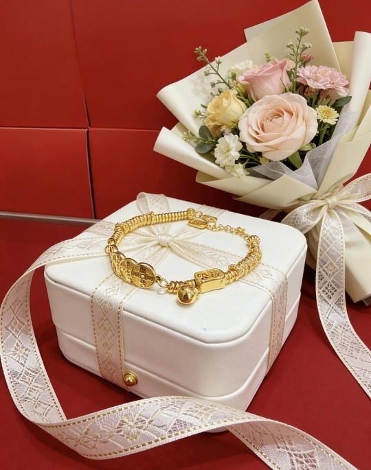 我竟然在看到礼物的一瞬间对比价格收到礼物的那一刻，我居然下意识先在心里估算价格，