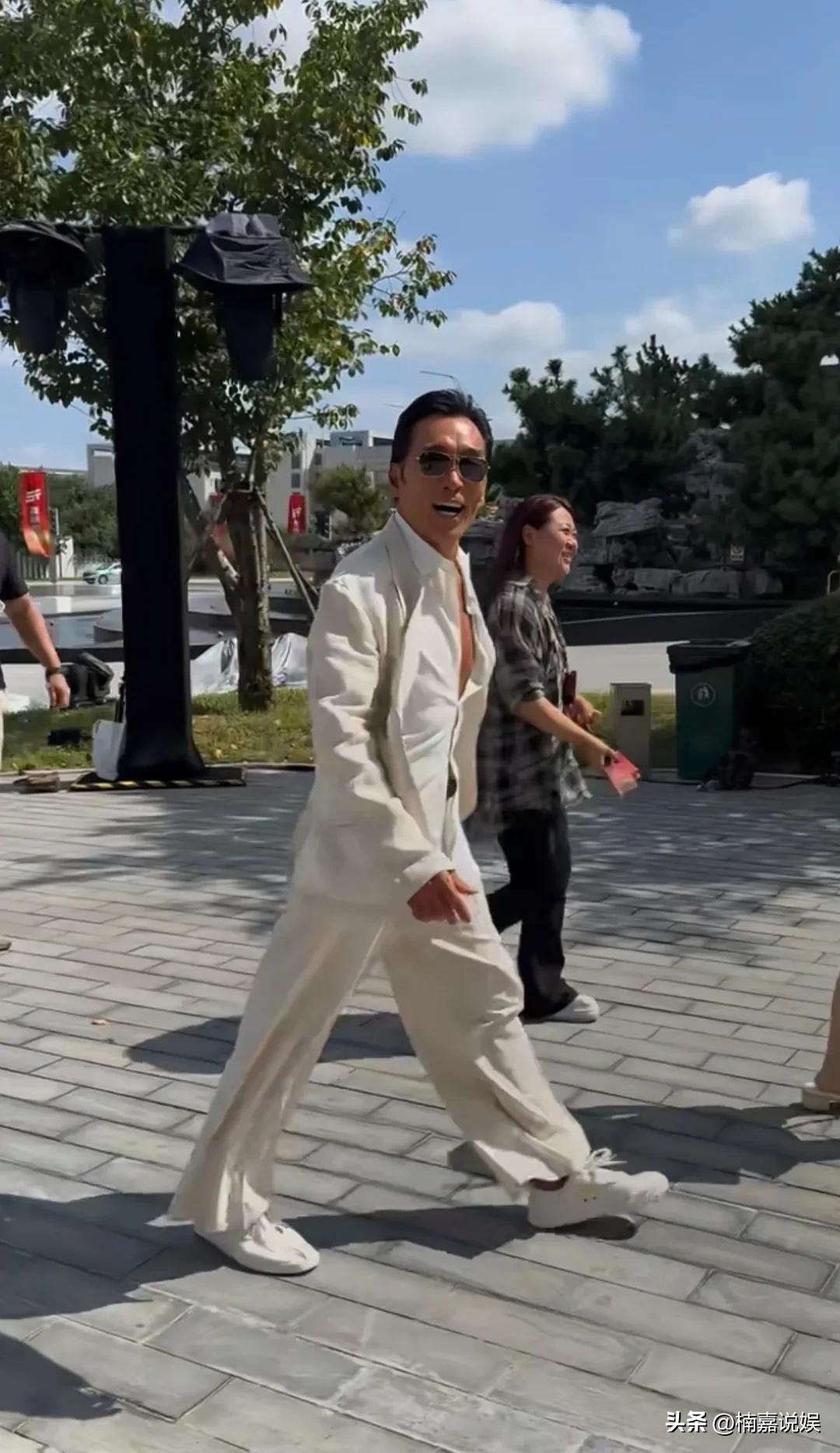 原来真的有人越老越帅气啊！
浩南哥现身衢州，他个子很高，梳着大背头，戴着墨镜，一