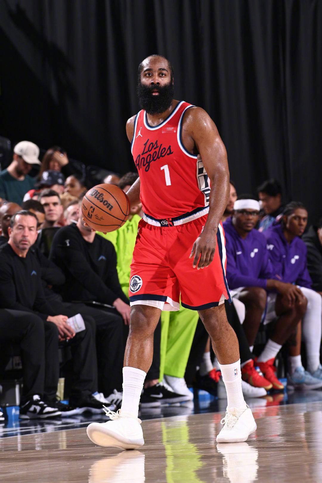 哈登今天也算是体验了一把“躺赢”！
第四节更是被“DNP”了，这次泰伦卢总算是没