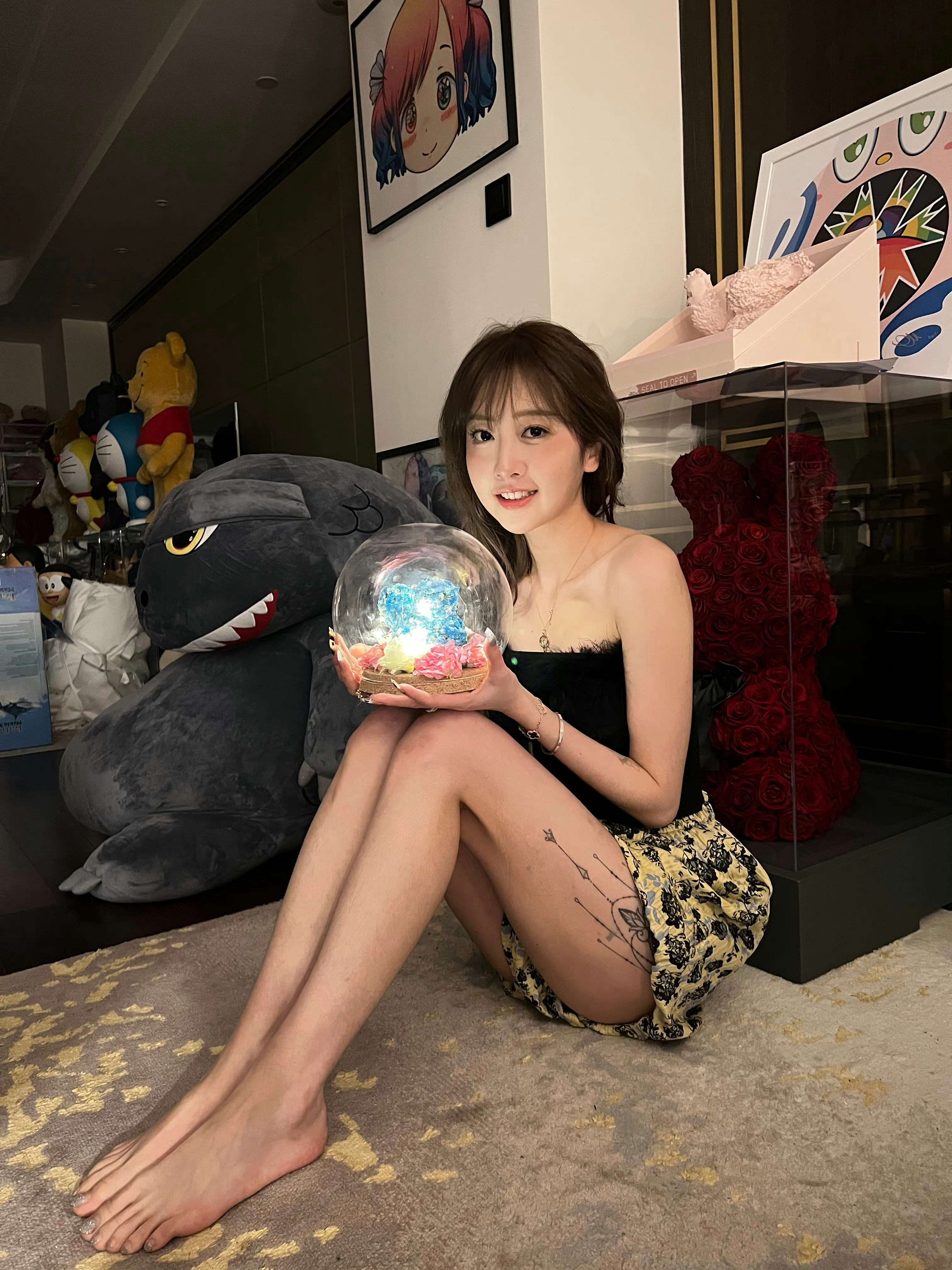卓仕琳居家秀长腿