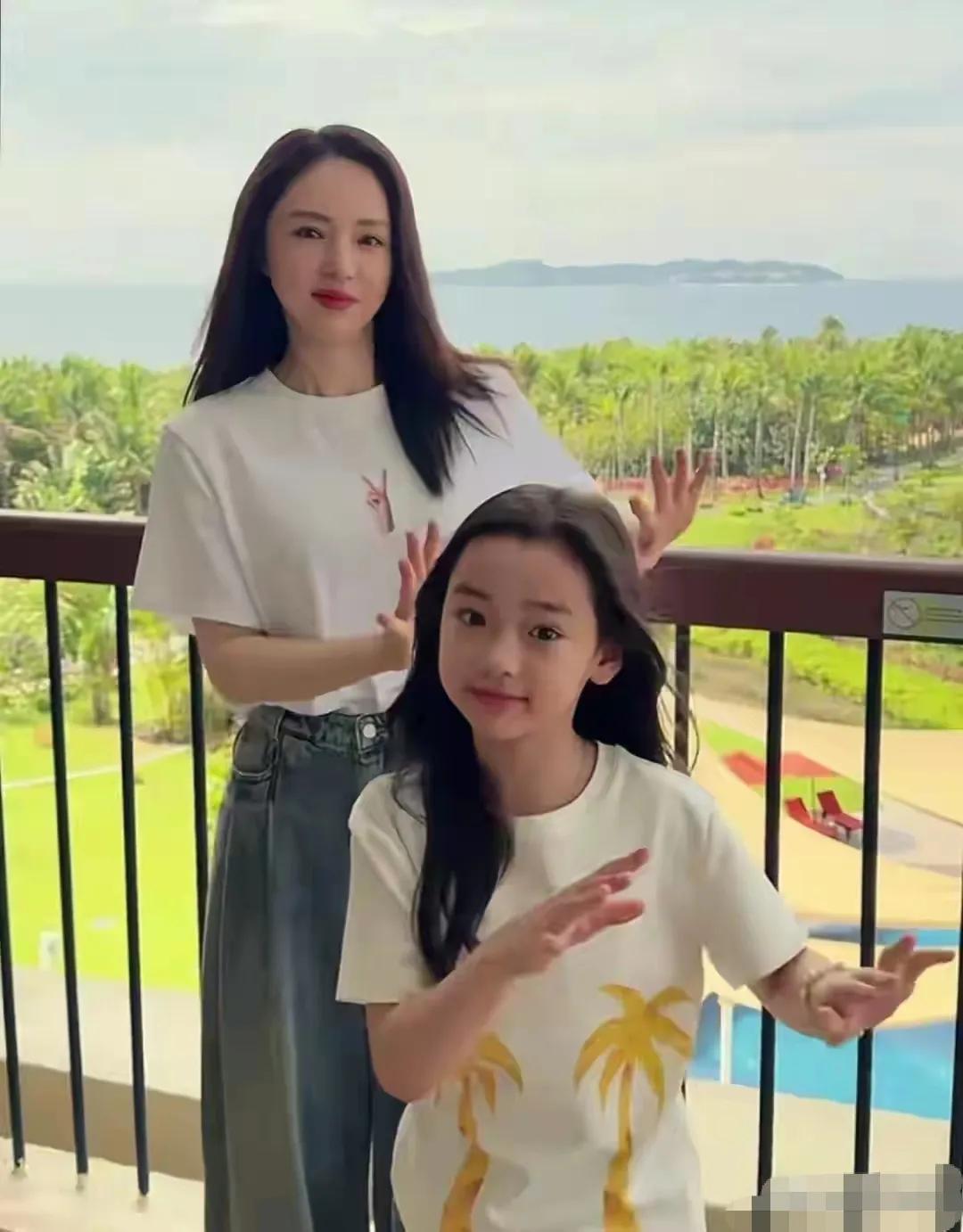 风景再美，都不及董璇母女的美。如果高云翔忠诚婚姻那该多好，一家人都那么好看，美好