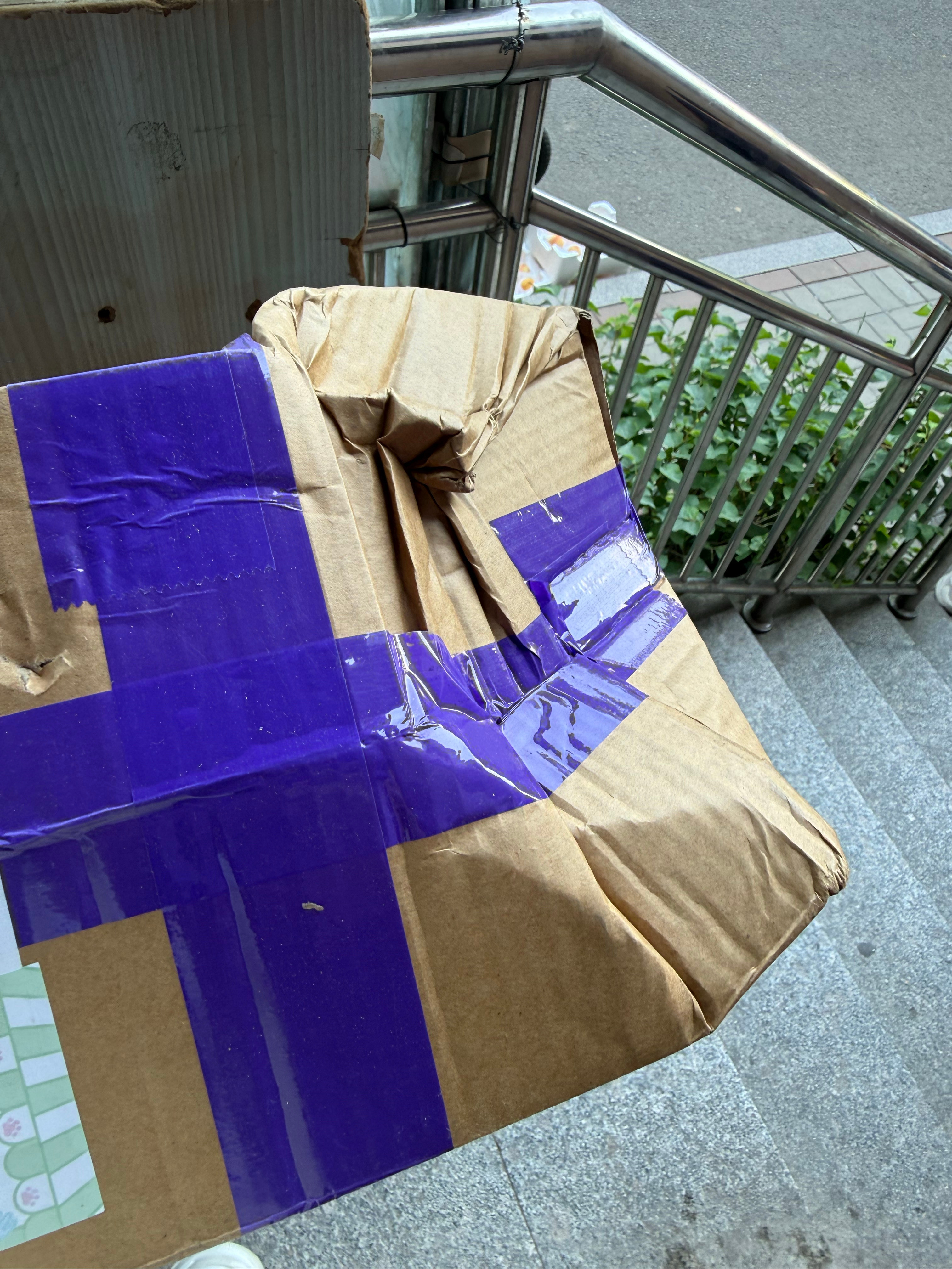 我可怜的夏日贩卖机被暴力快递压成了这样 