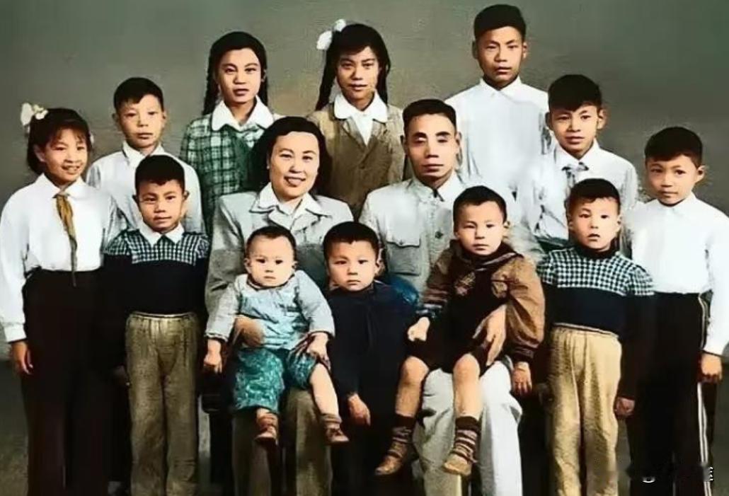 炮兵副司令吴信泉全家福：十四口人，八男四女；抗美援朝立四功，英雄家庭誉满军。
