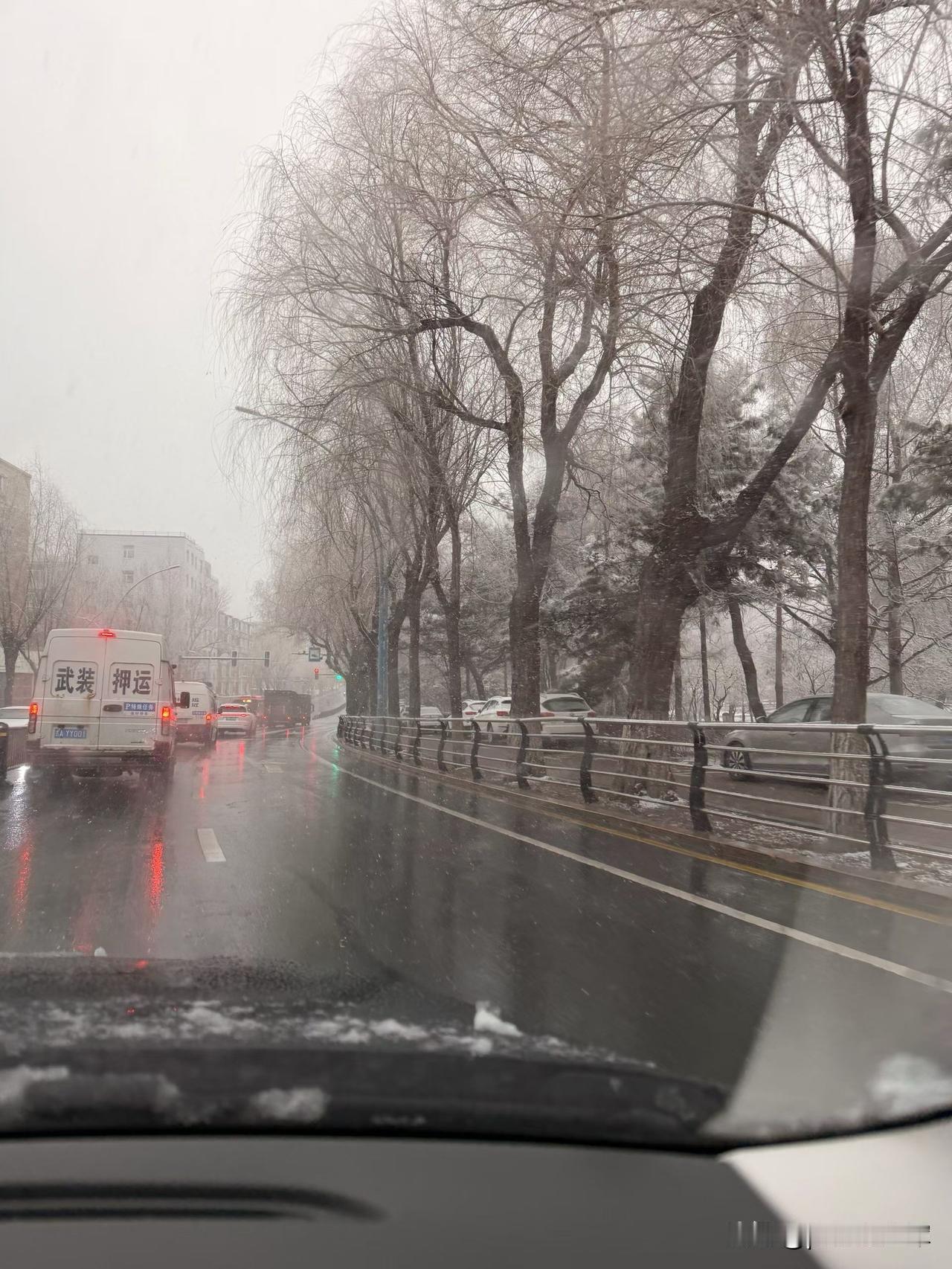 天气
长春的天气啊！咋说呢！
一天下雨，冰雹，转雪。
一天时不时的细雨绵绵。
一