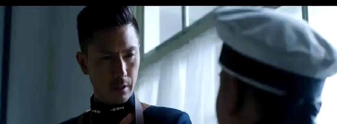 最锋利的刀，往往割伤的是握刀的手。
他盯了目标三个月。
每一份报告都干净得像漂白