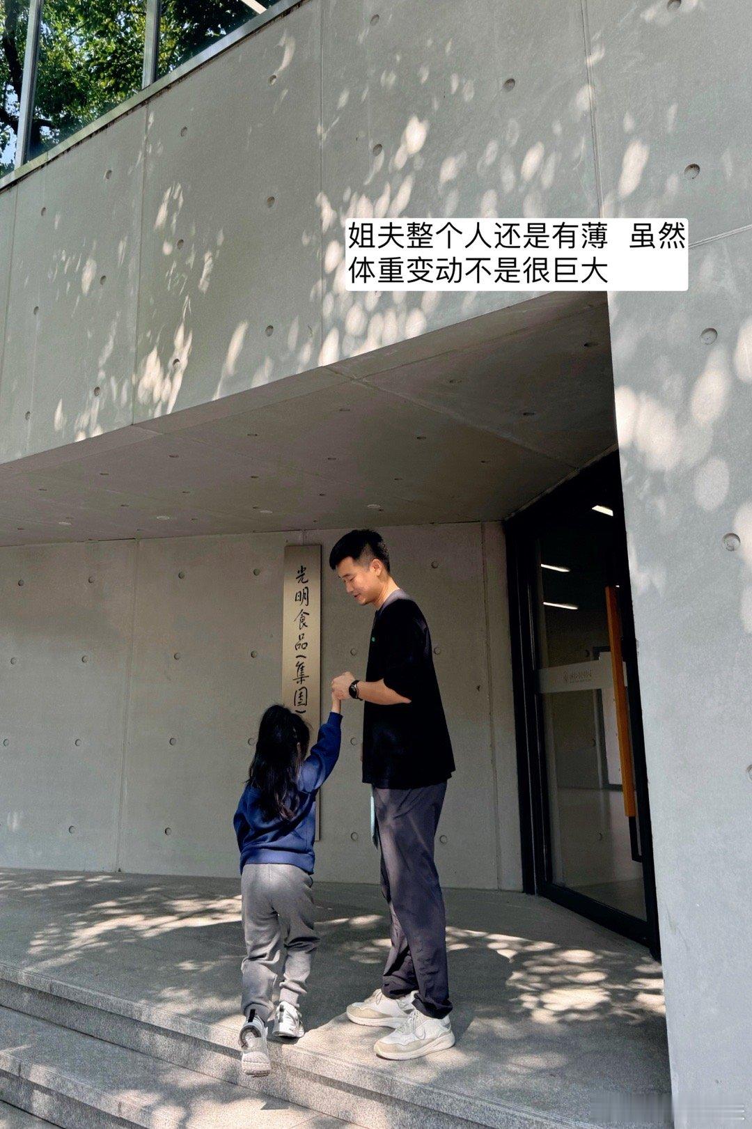 昨天的零碎日常。虎姐夫跟我说，发现现在真的很难减体重。每天吃得很自律，天天跟着减