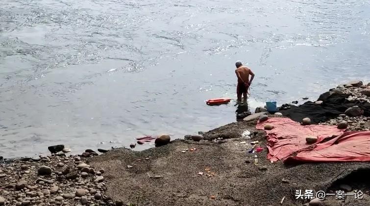 四川乐山，男子经常一丝不挂在江里裸泳，一女子每天散步时都能瞅见，看了整整1个月后