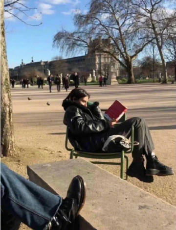 委屈什么，世上又不止你一个人爱而不得，几乎每个人都会遇到一个，不能结婚却深爱过的