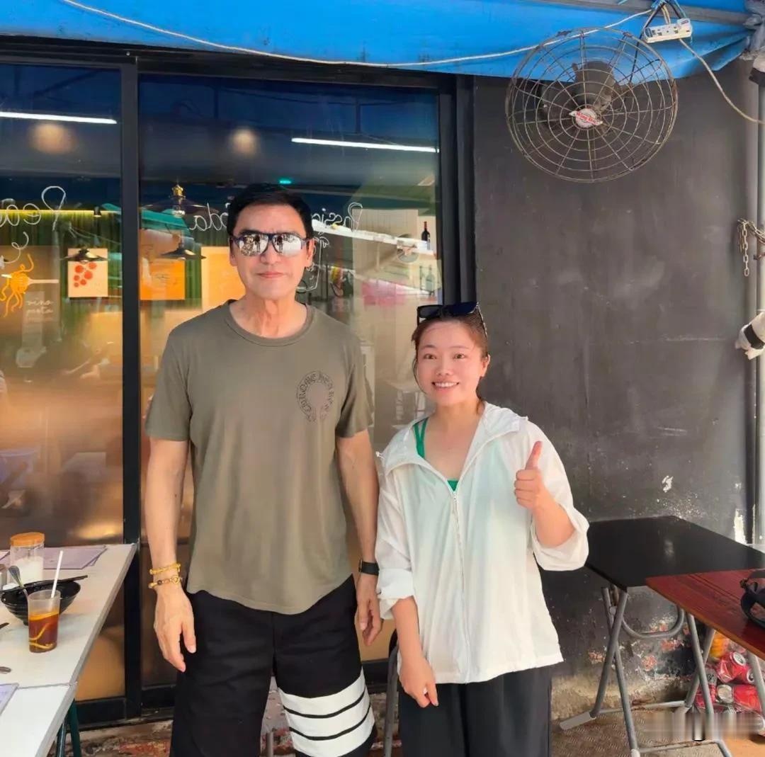 偶遇73岁钟镇涛中环大排档吃面！ 真人状态惊呆了：身板笔挺、面色红润，穿衣清爽有