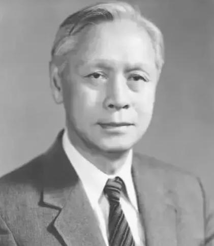 1959年，他趁妻子不在家，偷偷把一管不明液体，灌进刚满周岁的儿子嘴里。

那时