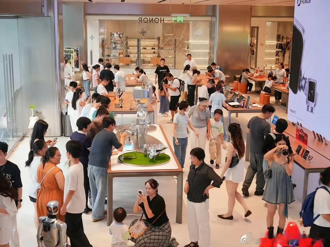 这就是荣耀Robot Phone的首销现场吗？本来以为是噱头，结果到了店里全是真