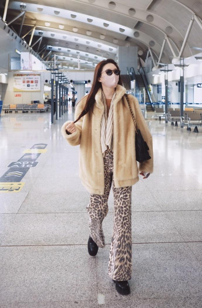 最近江疏影现身机场，她这次搭配的很有特色，看上去格外的显年轻，还很有明星魅力。