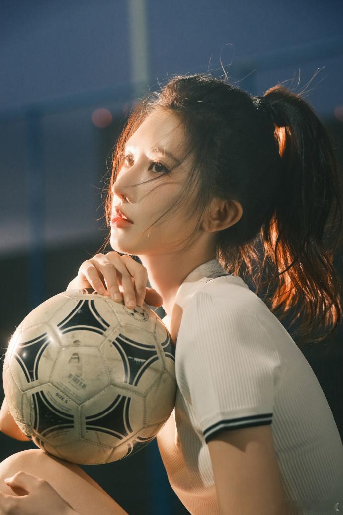 李奕臻球踢的真脏人长的真美李奕臻不愧是周星驰选的 《功夫女足》李奕臻不愧是周星驰