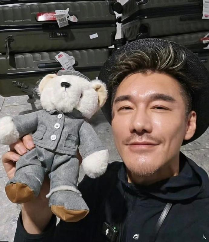 钟汉良让胡兵站c位钟汉良胡兵互让c位你好星期六 哈哈哈哈钟汉良和胡兵这是在干嘛，