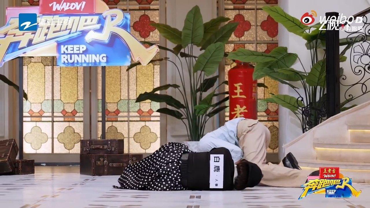 交给白鹿掌镜你就放心吧奔跑吧 比稳定器更稳的，只有白鹿的手！积极运镜抓拍陈哲远每