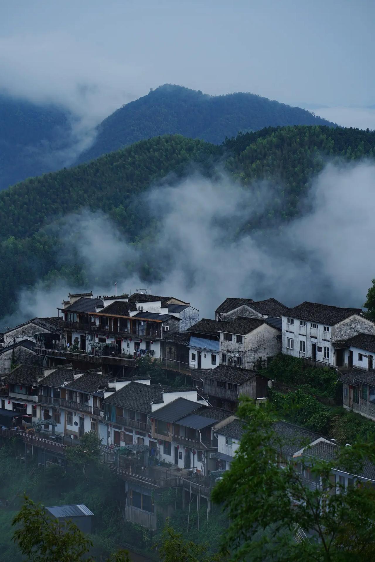 昨天和一位高一学生的家长聊了聊。这孩子初中成绩挺不错，在南京考上了一所挺好的高中