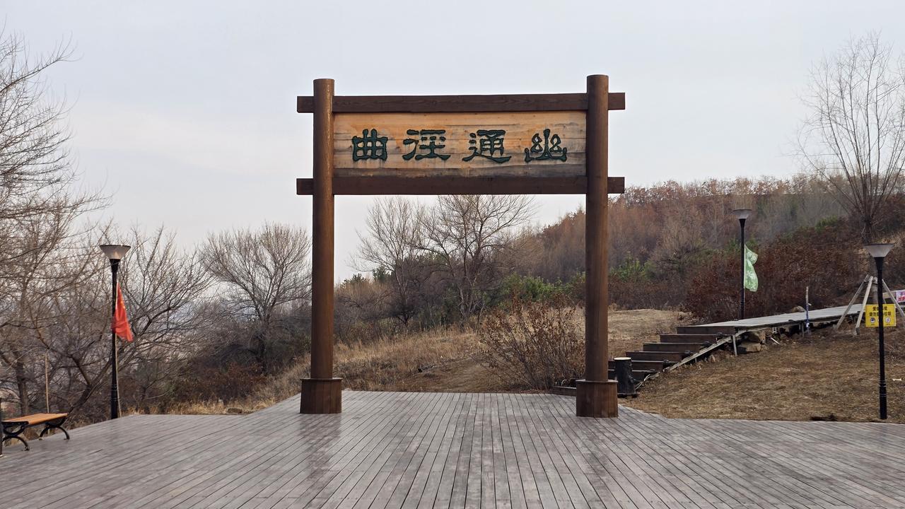 今晚健身跑了三公里，这感觉太爽啦！
夜幕一降临，我就换上跑鞋去了公园。一进去，我