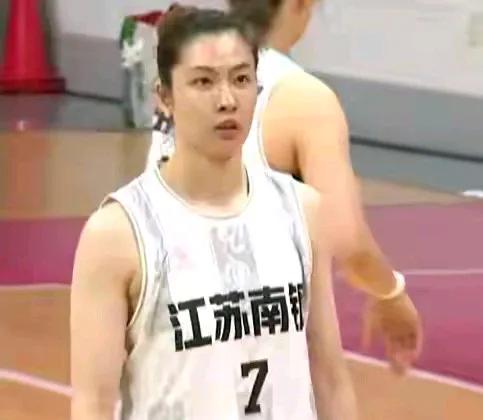 输给了四川女篮，陈晓佳不服气，看着自己的队员的表现，情急之下还是自己亲自登场，3