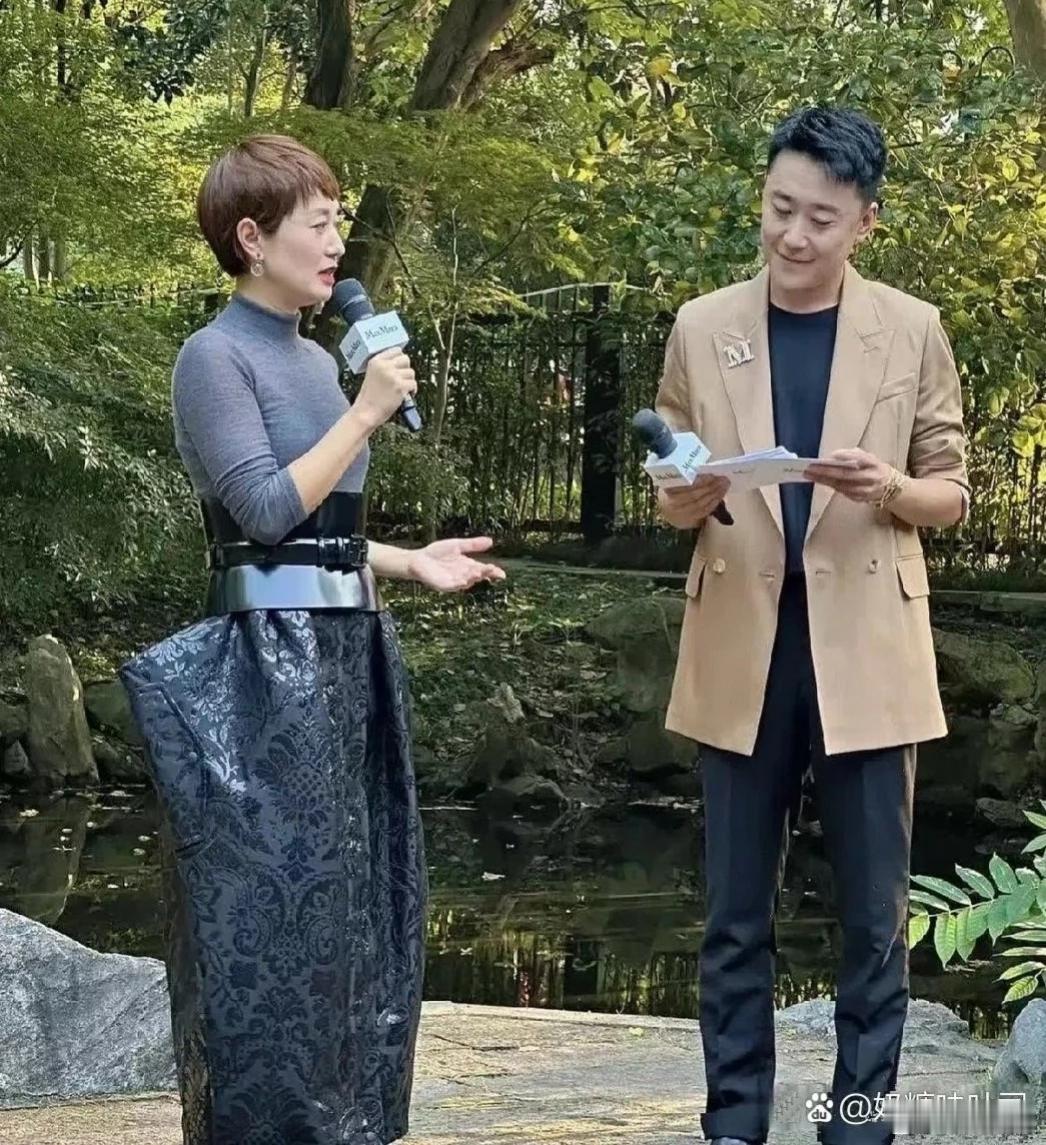 马伊琍，47岁了哦，头发渐渐泛白，脸上细纹也悄悄爬上了，但她整个人特别有范儿，笑