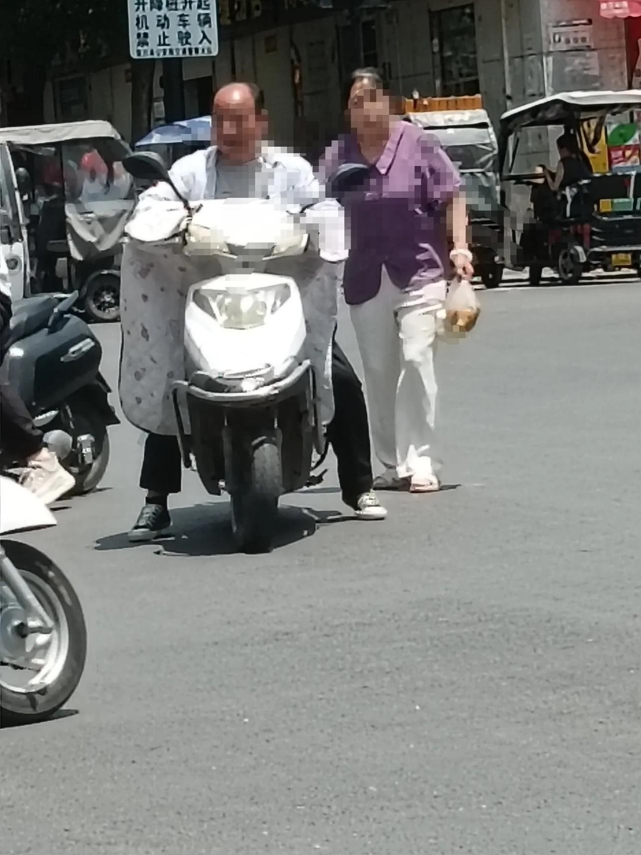 难道路是你家的？偏偏停车在路中间，让别人前行不得后退不得。十字路口乱停车 文明出