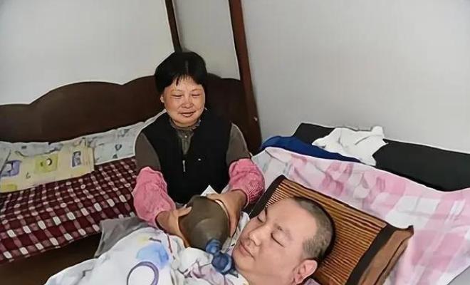 2006年，浙江一小伙因车祸永久丧失了自主呼吸功能，父母多年来捏皮球5000万次
