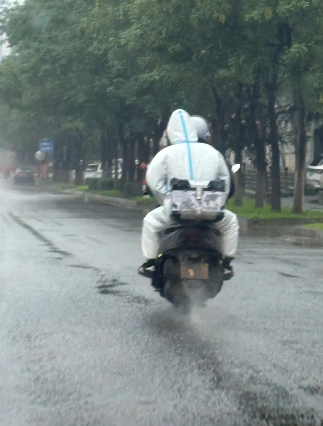 下雨天，谁把这件沉货拿出来当雨衣穿了……