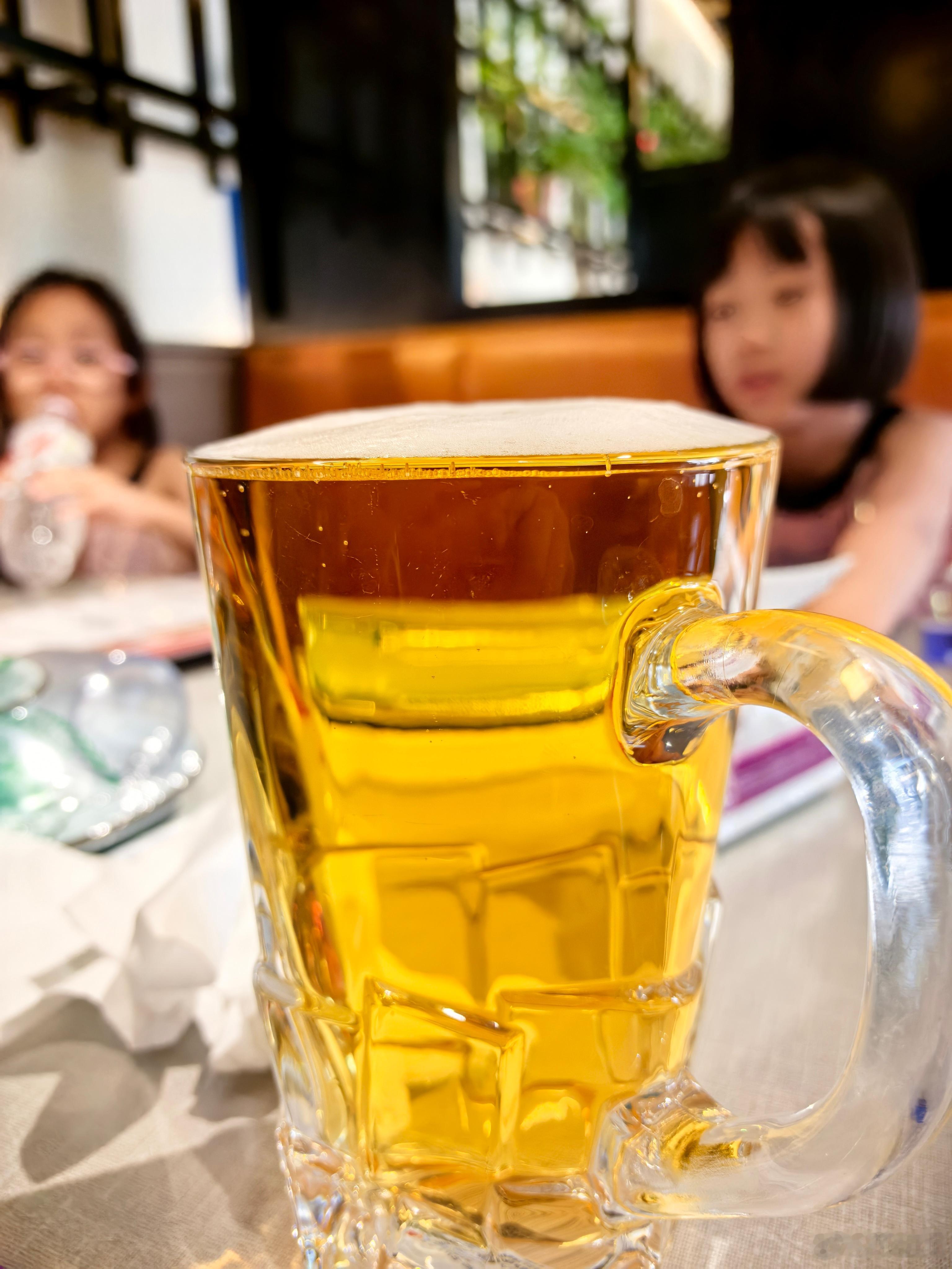 一瓶大绿棒子刚刚好倒满一杯，这酒杯，这倒酒技术打几分？[笑而不语] ​​​