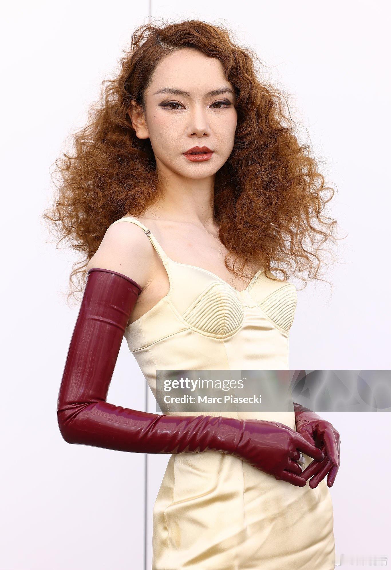 戚薇 G社好离谱 Y美做多了后遗症吧？没啥好离谱的，G社镜头主打真实[doge]